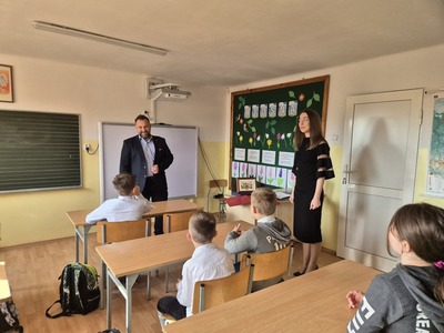 Pani Dyrektor wita gościa