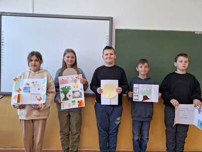 Uczniowie prezentują swoje prace