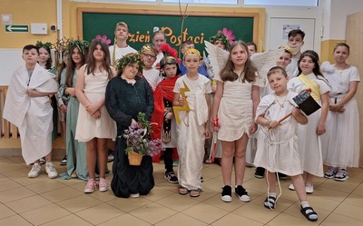Dzieci w przebrane za postacie mitologiczne