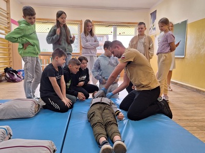 Uczniowie klasy IV podczas szkolenia z pierwszej pomocy przedmedycznej