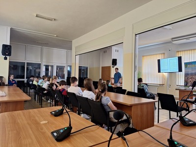 Uczniowie podczas lekcji w Gminnej Bibliotece Publicznej w Rząśniku