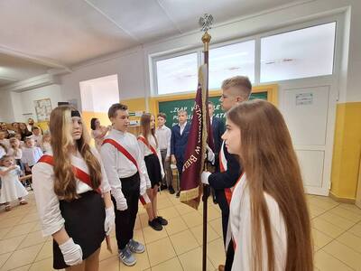 Uczniowie klasy VIII podczas przekazania sztandaru