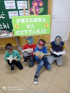 Uczniowie czytający książki na przerwie