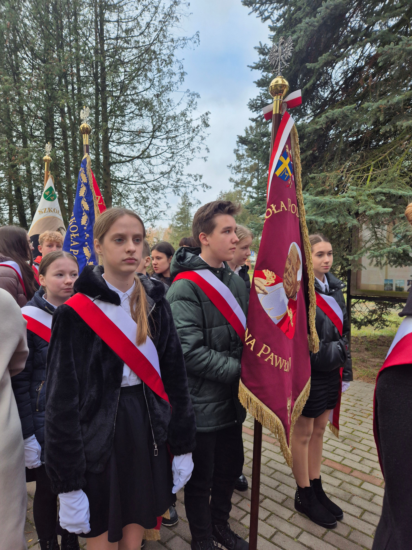 Poczet sztandaowy przed wejściem do kościoła