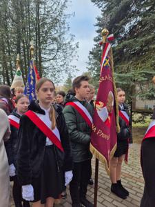 Poczet sztandaowy przed wejściem do kościoła
