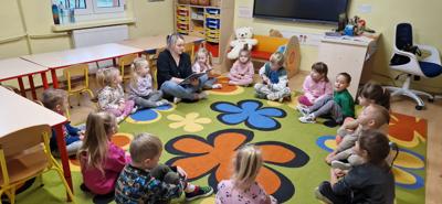 Pani Kasia czyta dzieciom bajkę w ramach projektu ,,Mały Miś w Świecie Wielkiej Literatury"