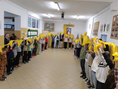 Uczniowie naszej szkoły robią łańcuch życzliwości