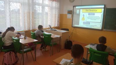 Uczniowie oglądają prezentację na temat ciągu Fibonacciego