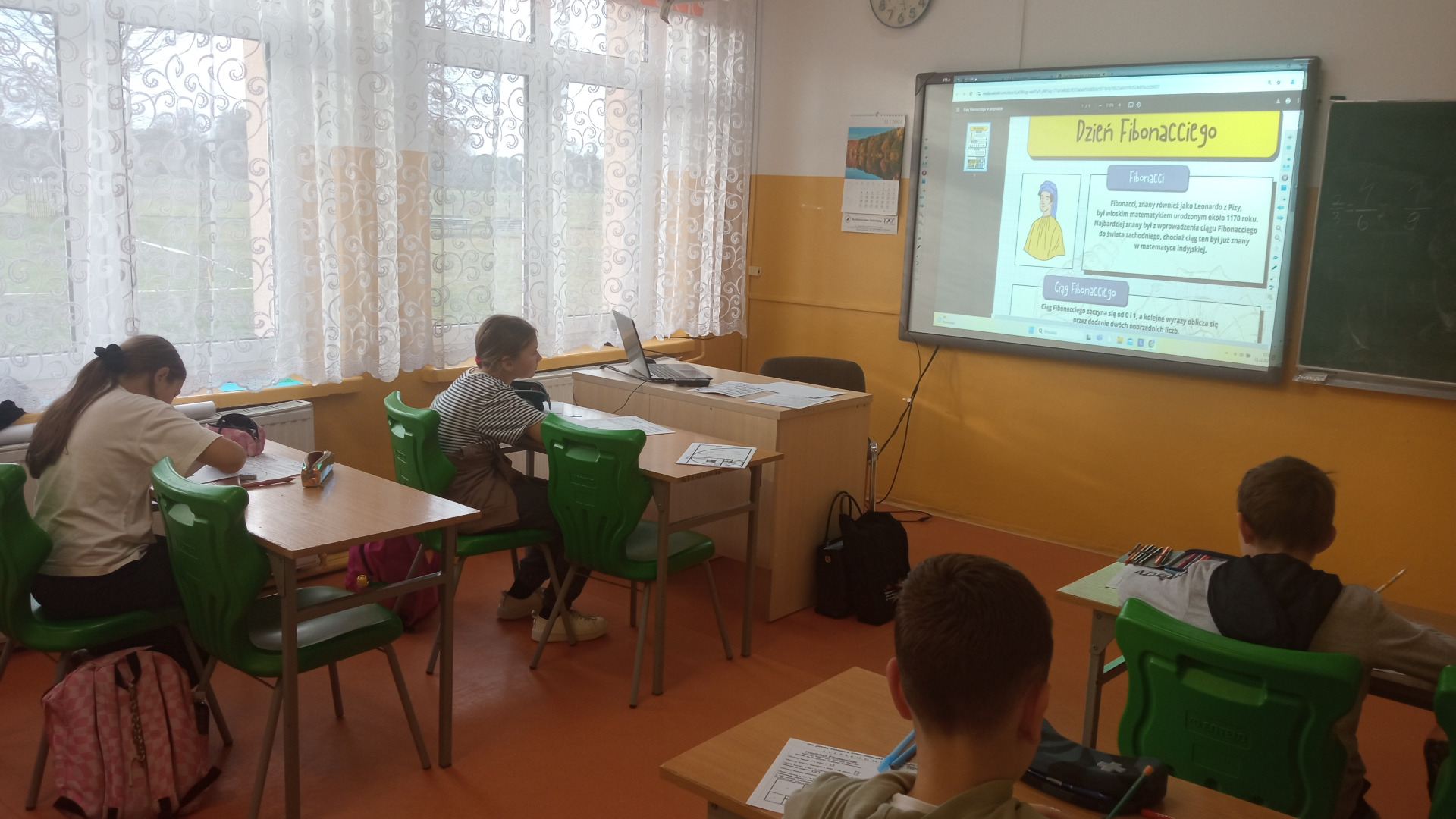 Uczniowie oglądają prezentację na temat ciągu Fibonacciego