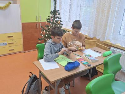 Uczniowie klasy VI podczas robienia lapbooków
