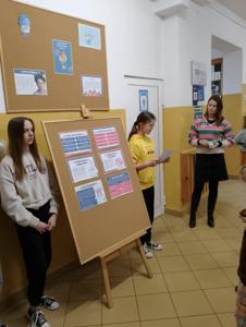 Uczennice klasy VIII przekazują informacje dotyczące depresji