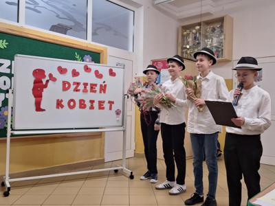 Uczniowie składają życzenia