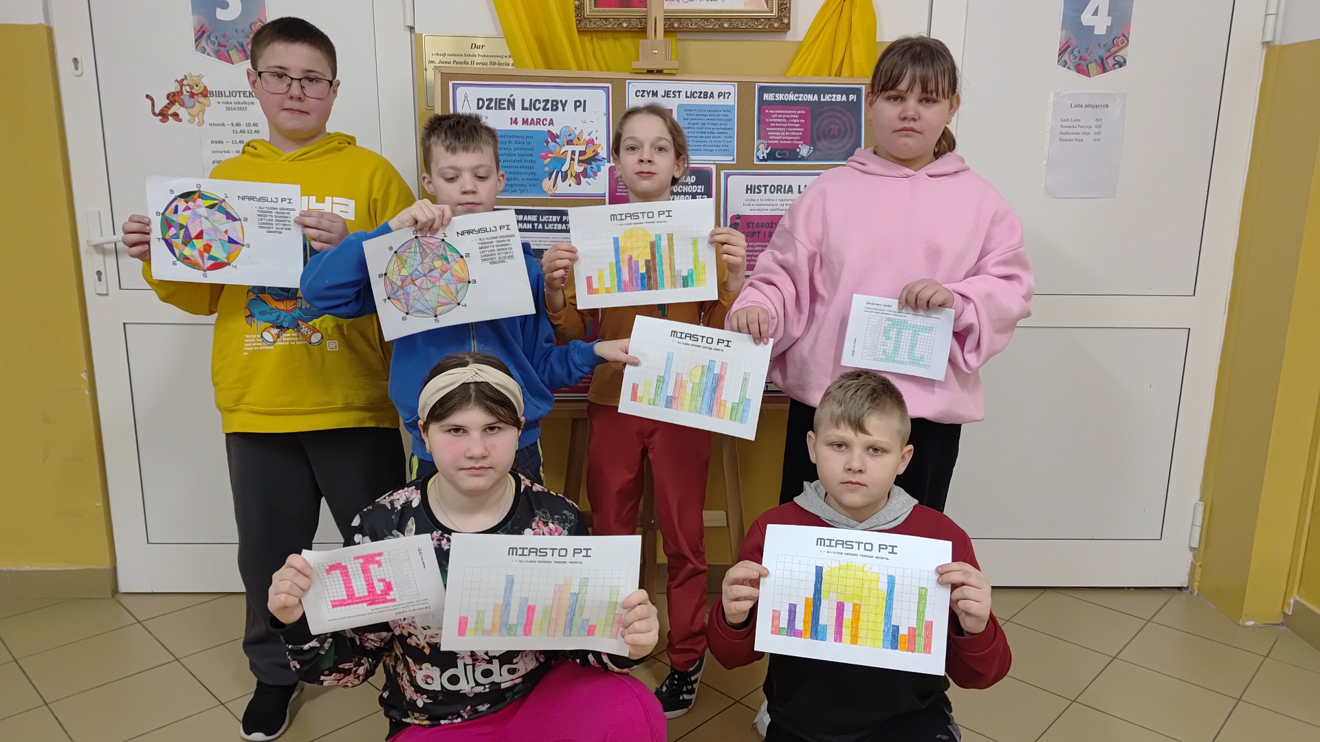 Uczniowie klasy IV prezentują swoje prace
