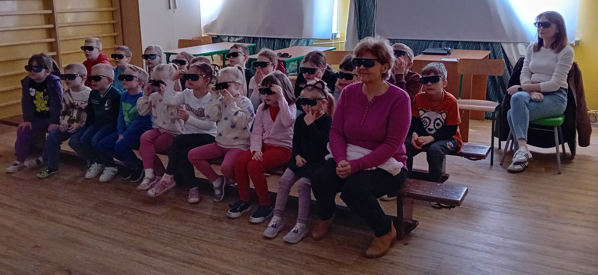 Uczestnicy projekcji filmu 3D