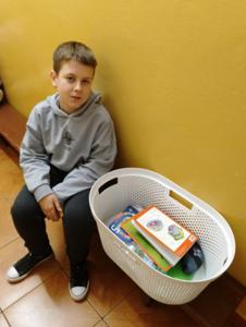 Uczeń V klasy z podręcznikami w misce