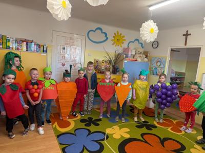 Przedszkolaki w strojach na konkurs ,,Warzywno-owocowe przebranie"