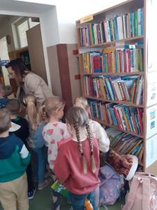 Przedszkolaki w szkolnej bibliotece