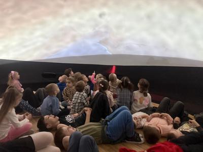 Dzieci podczas seansu w planetrium