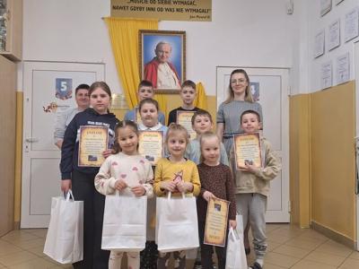 Laureaci i uczestnicy konkursu z panią Dyrektor oraz z panią Justyną Łyczyszyńską
