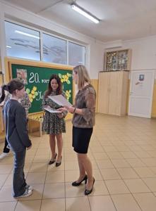 Pani Dyrektor wręcza dyplom i nagrodę zwyciężczyni konkursu