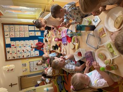 Dzieci z przedszkola jedzą zdrowe śniadanie
