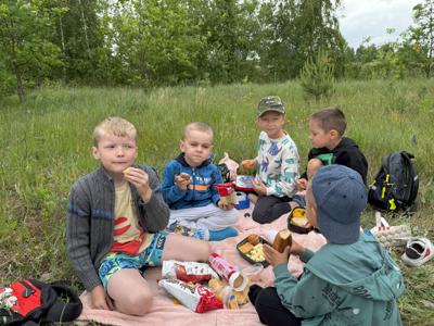 Przedszkolaki spędzają czas na pikniku.