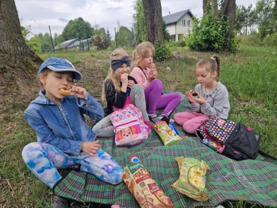 Uczennice klasy II podczas pikniku