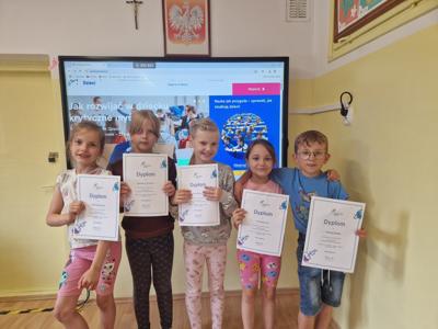 Uczniowie kl. II z dyplomami