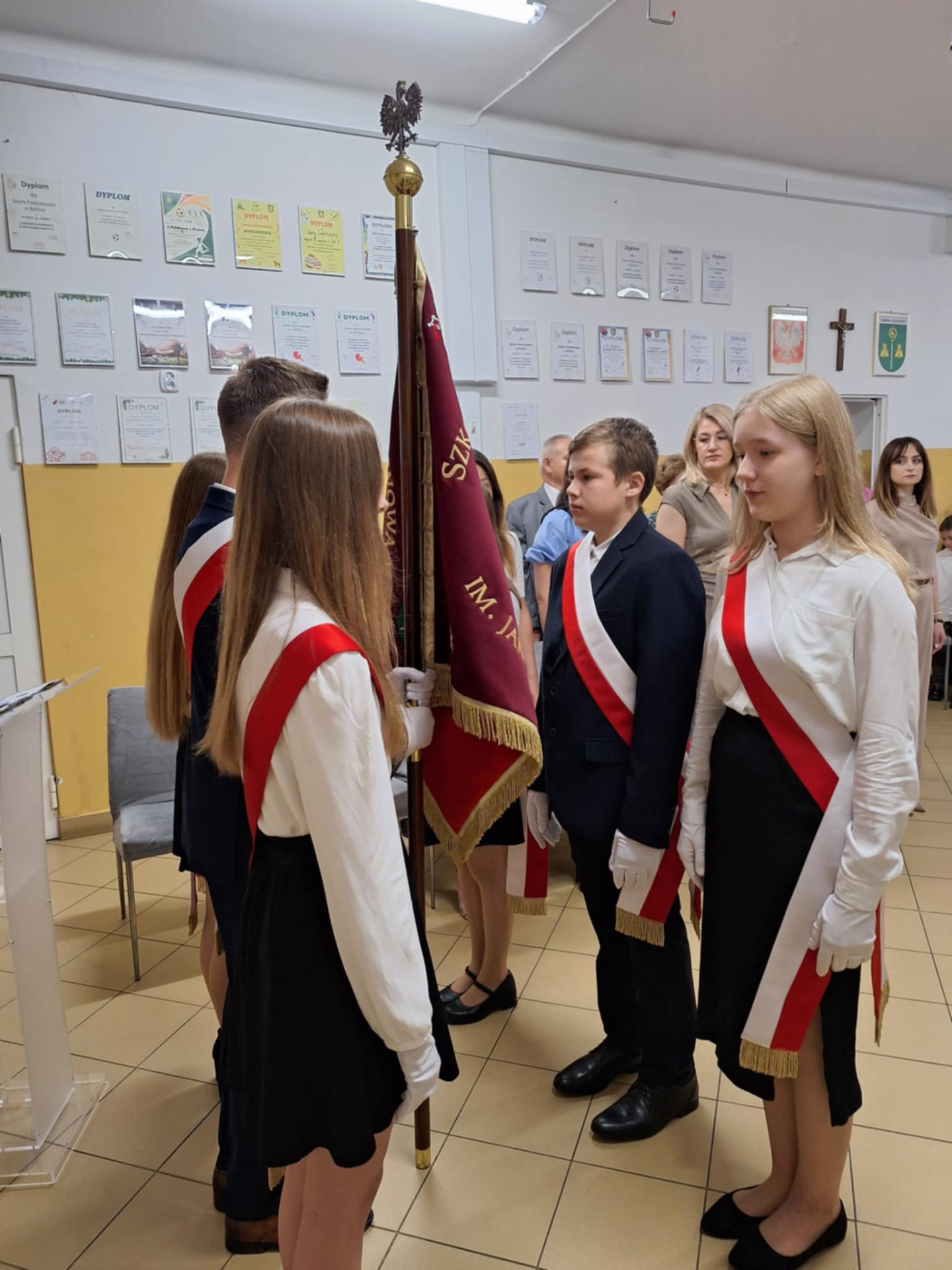 Uczniowie naszej szkoły podczas przekazania sztandaru