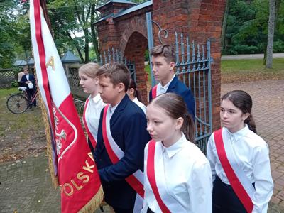 Uczniowie  reprezentujący szkołę w poczcie sztandarowym