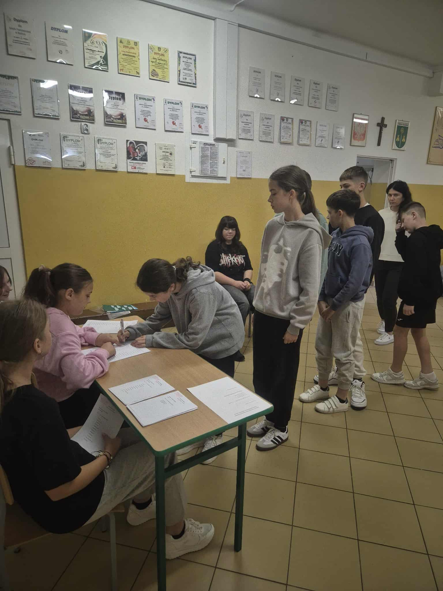 Uczniowie w trakcie głosowania.