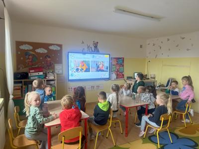 Dzieci z oddziału przedszkolnego podczas spotkania online „Śniadanie z PSYjaciółmi”