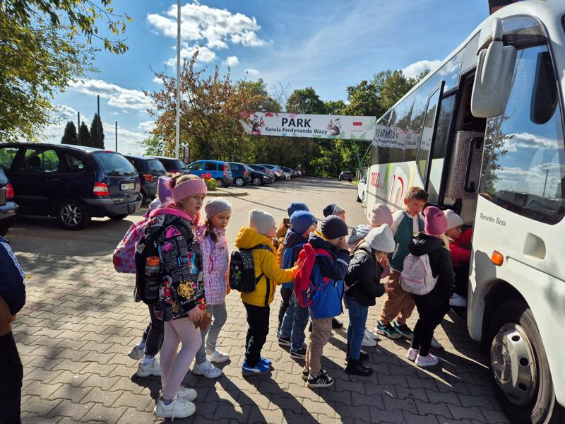 Uczniowie wsiadają do autobusu