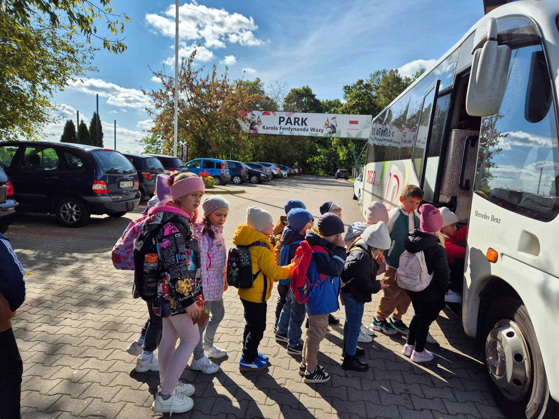 Uczniowie wsiadają do autobusu