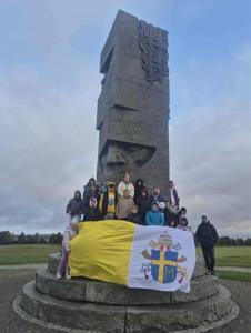 Uczestnicy wyjazdu na tle pomnika.