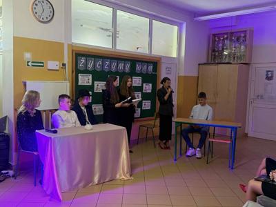 Uczniowie podczas występu