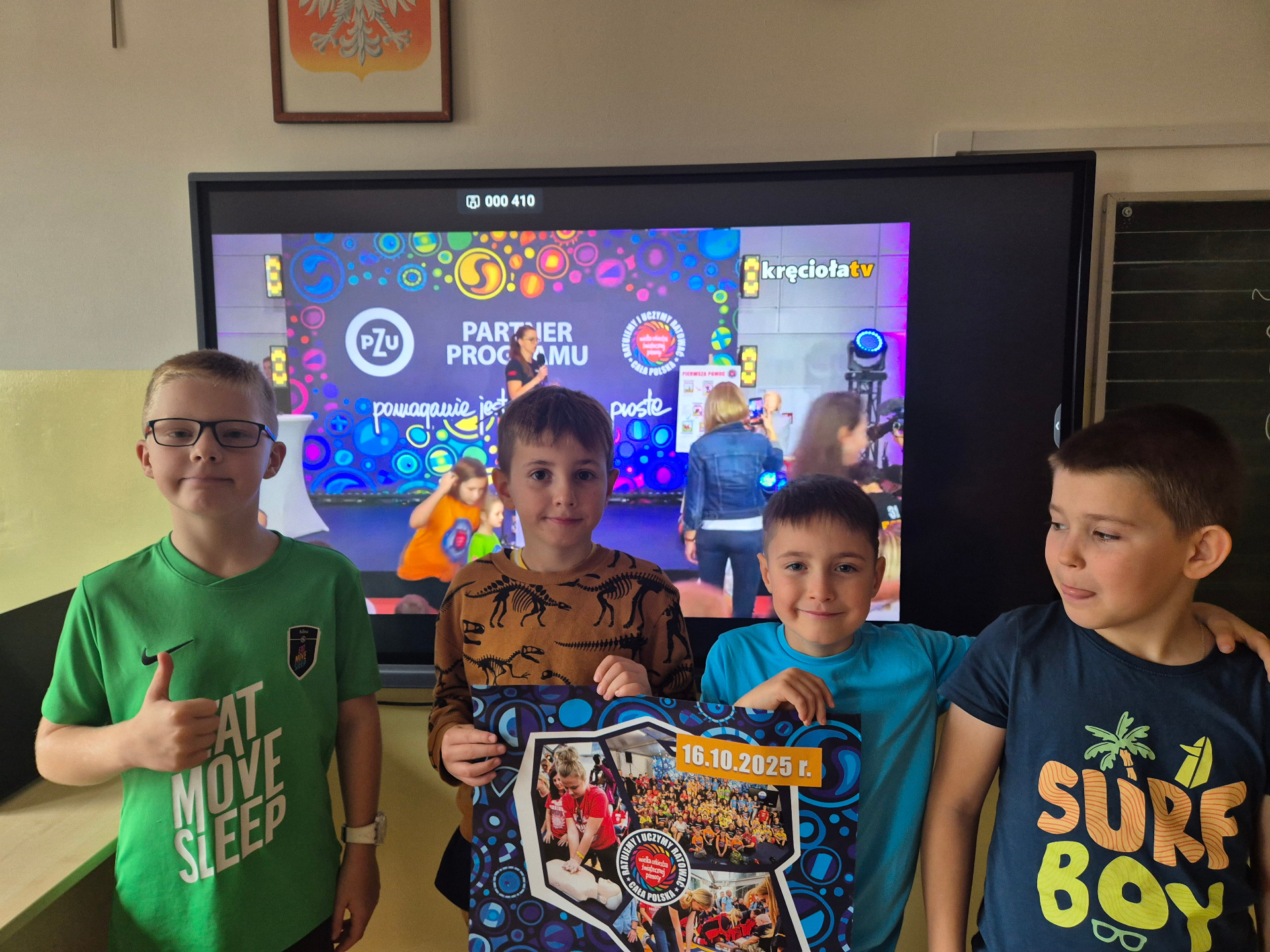 Chłopcy z kl. II podczas bicia rekordu w pierwszej pomocy