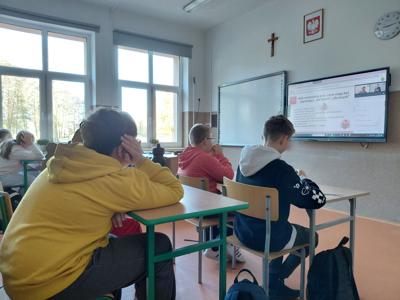 Uczniowie w trakcie lekcji on-line