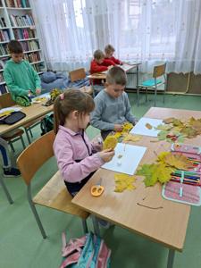  Skupieni uczniowie projektują swoje prace