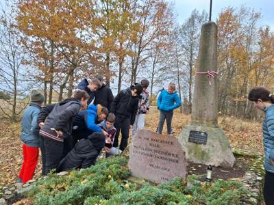 Dzieci przy mogile powstańców.