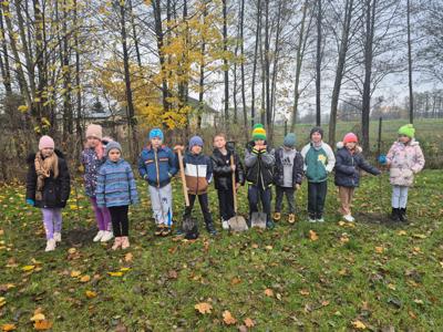 Uczniowie klas I-III podczas akcji ekologicznej