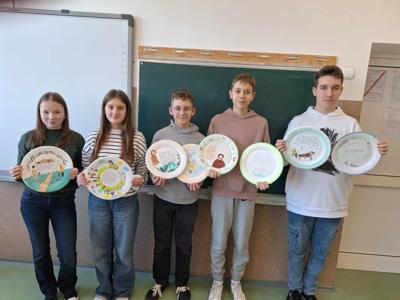 Dzieci z pracami projektowymi