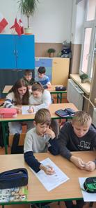 Uczniowie rozwiązują karty pracy