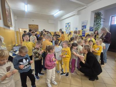 Uczniowie naszej szkoły podczas dnia życzliwosci