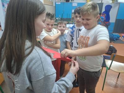  Uczniowie podczas wróżenia.