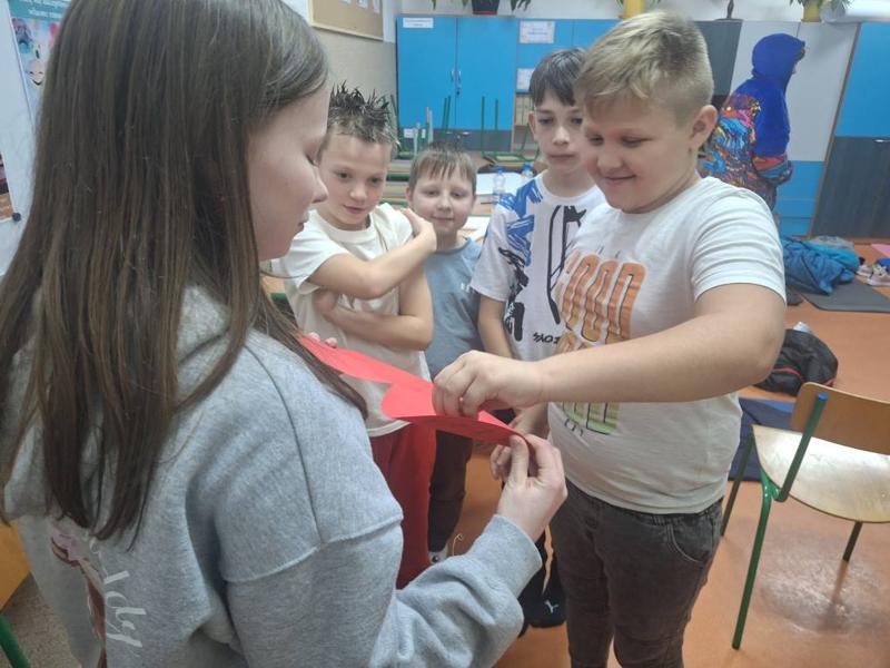  Uczniowie podczas wróżenia.