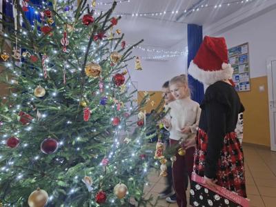 Dzieci przy choince.