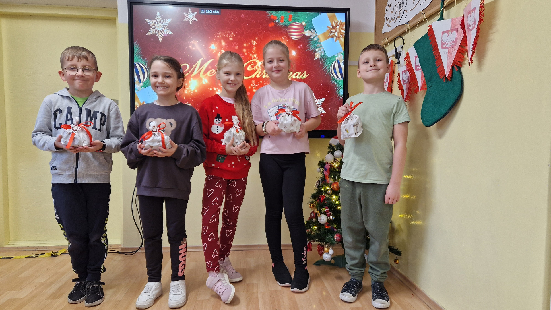 Uczniowie klasy III z pierniczkami