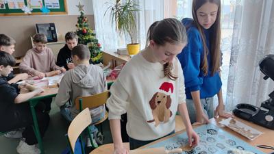 Uczniowie klasy VIII i VII robią pierniczki