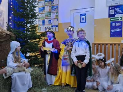 Trzej Królowie składają dary Jezusowi. 